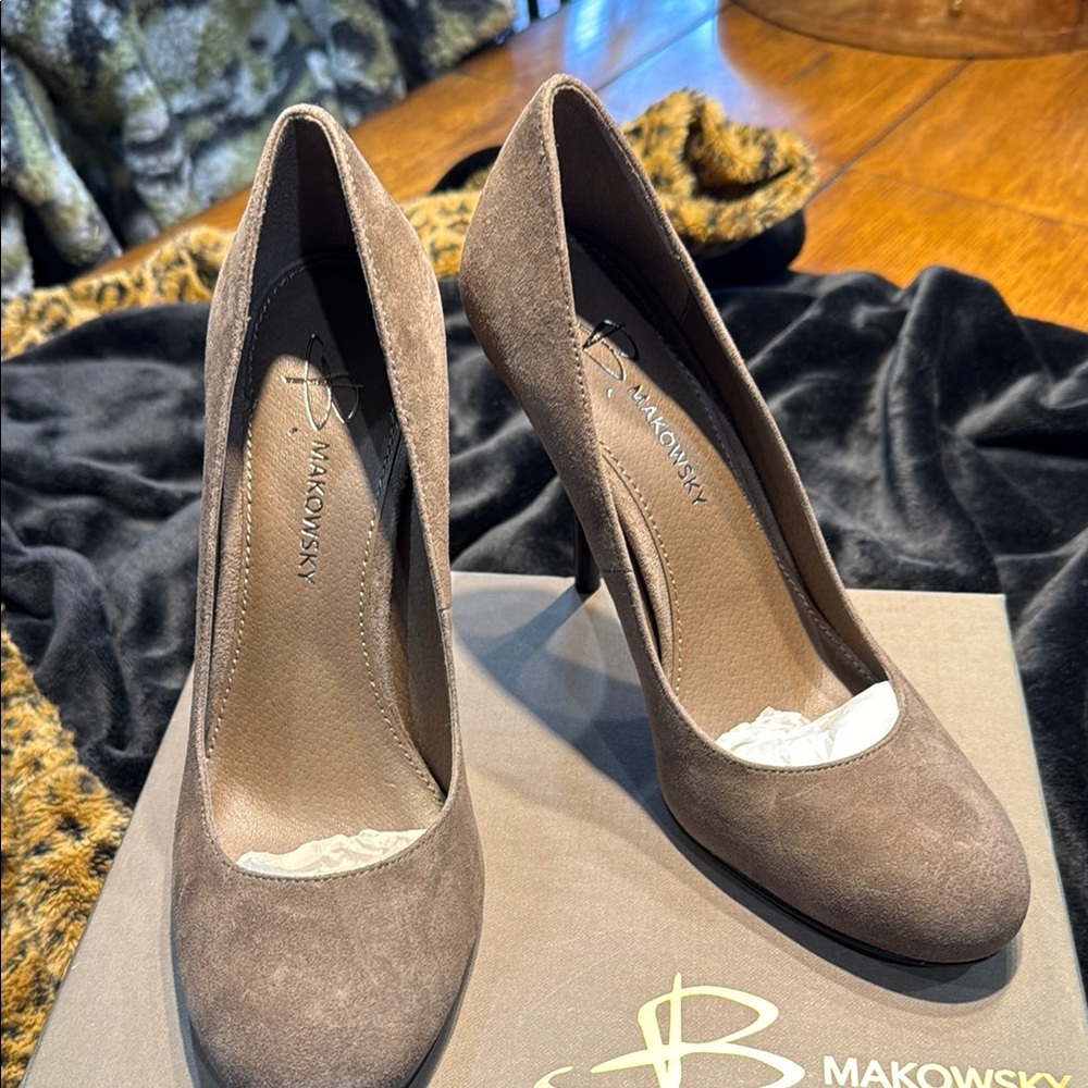 B. Makowsky Women's Brown Pumps